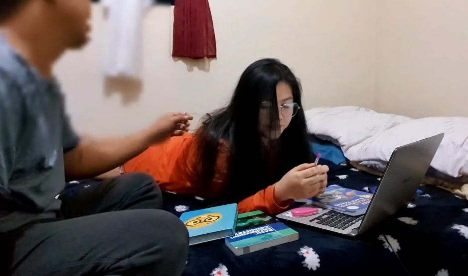 Ayah Tiriku Tiba2 Masuk Ke Kamar