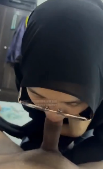 Bakat Terpendam Mommy Jilbab Jago Nyepong Crot Mulut