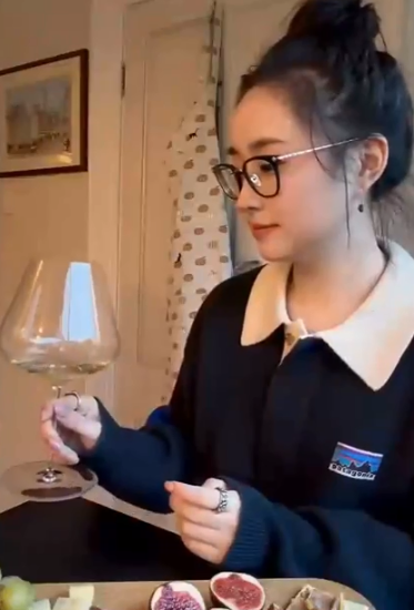 Cewek Cute Bohay Digoyang Pacar di Meja Makan 