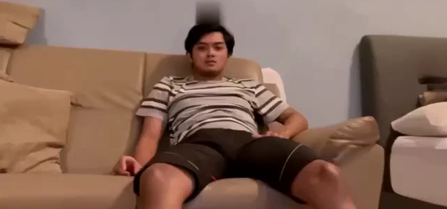 Di Sofa Bareng Kakak