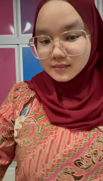 Ibu Guru Jilbab Chubby Kacamata
