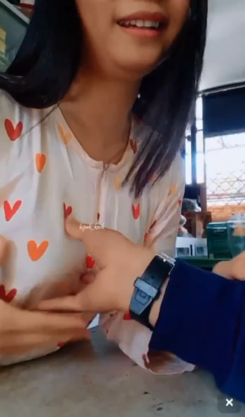 Janda penjaga toko sama kang paket