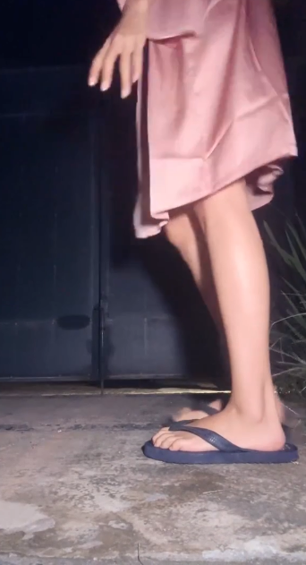 Jilbab Hitam Ketat Ngewe Sama Satpam Gudang