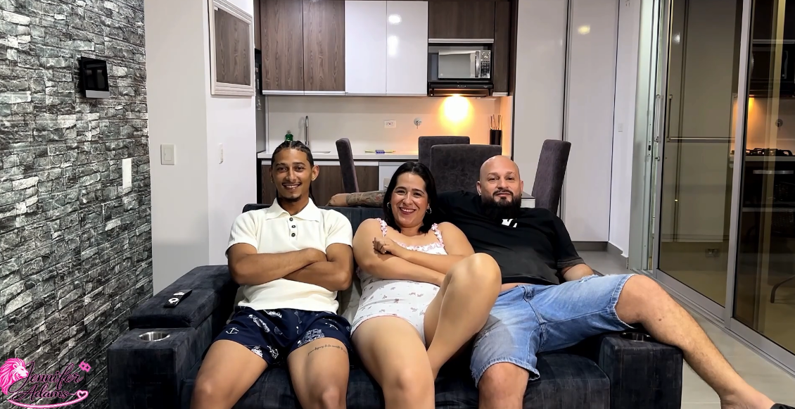 Momen Di Mana Teman Numpang Nobar Di Rumahmu