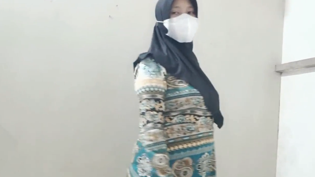 Menggoda Istri Tetangga Saat Suaminya Pergi Kerja