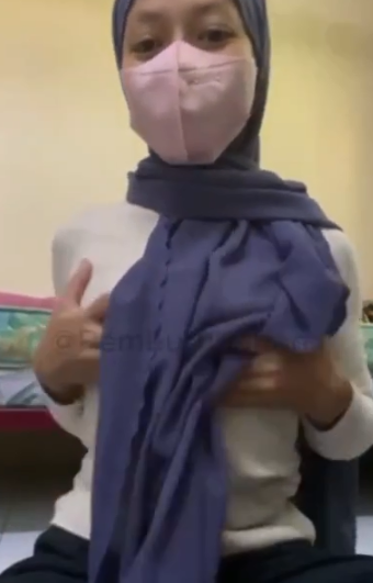 Ngocok Bareng Cewek Jilbab Pake Dildo Gede Desah Enak