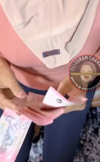 Sampe Bunyi Gitu Memek Bunda Hijab Siap di Crotin