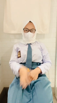 Pelajar SMA pulang sekolah ketahuan masturbasi brutal sampai squirt mancur