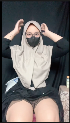 Gadis hijab masukin dildo ke memek tembem, nikmat