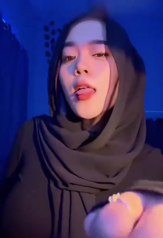 aksi wanita berjilbab
