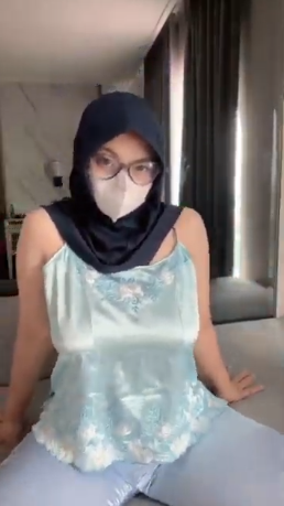 Tante hijab fantasi memakai baju piyama seksi