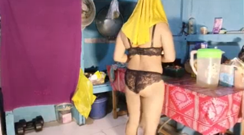 Menantu ngentot bu mertua yang sedang memasak sambil telanjang