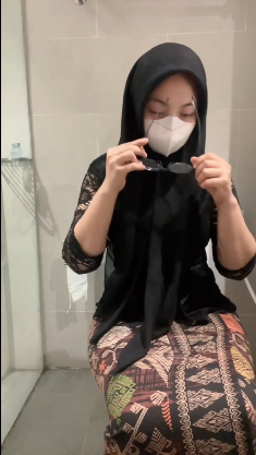 Gadis Hijab Kebaya Putih Seksi Main Di Toilet Sampai Muncrat