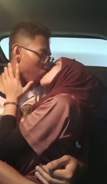 Sejoli Hijabers Malay Asyik Main di Mobil Ceweknya Agresif