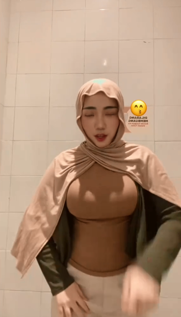Ukhti cantik punya balon udara yang besar 