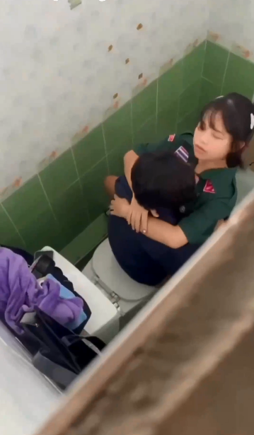 esempeh main di toilet