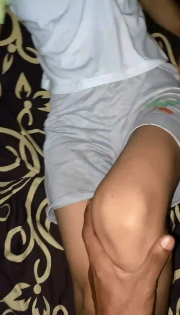 masuk kamar adik yang  lagi tidur