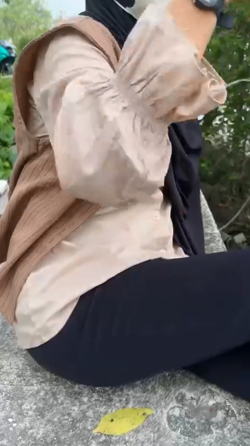 nemani ayang mancing di bawah jembatan