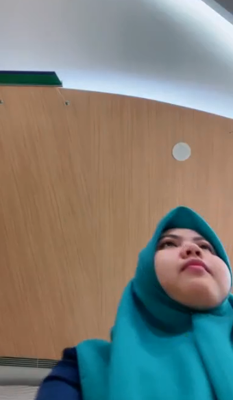 tante hijab ijo lagi kerja di kantor